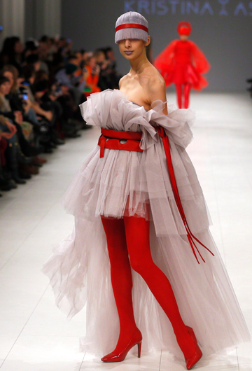 Una modelo desfila un diseño de la ucraniana Kristina_As. (Foto: AP/Efrem Lukatsky)