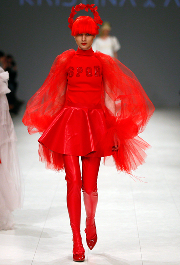 La diseñadora Kristina_As puso en pasarela un diseño en rojos furiosos y mucho volumen . (Foto: AP/Efrem Lukatsky)