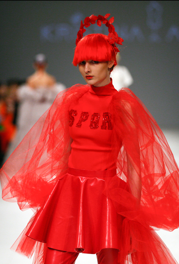 La diseñadora Kristina_As puso en pasarela un diseño en rojos furiosos y mucho volumen . (Foto: AP/Efrem Lukatsky)