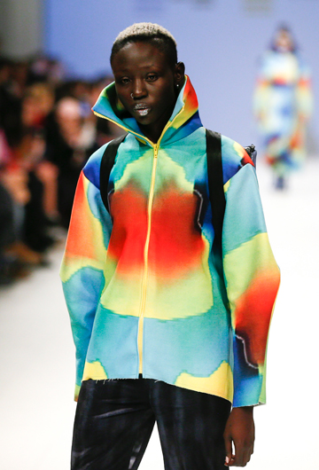 Para ellos también se imponen los tonos de arco iris en este diseño de Zherebetska&Kucher Polina Veller en la Semana de la Moda de Ucrania. (Foto: AP/Efrem Lukatsky)