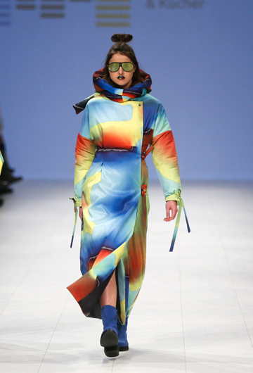 Tonos de arco iris en este diseño de Zherebetska&Kucher Polina Veller en la Semana de la Moda de Ucrania. (Foto: AP/Efrem Lukatsky)