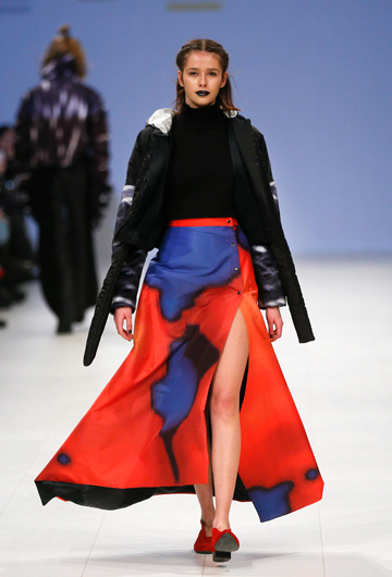 Este diseño de Zherebetska&Kucher Polina Veller regala seducción en rojos, azules y negros. (Foto: AP/Efrem Lukatsky)