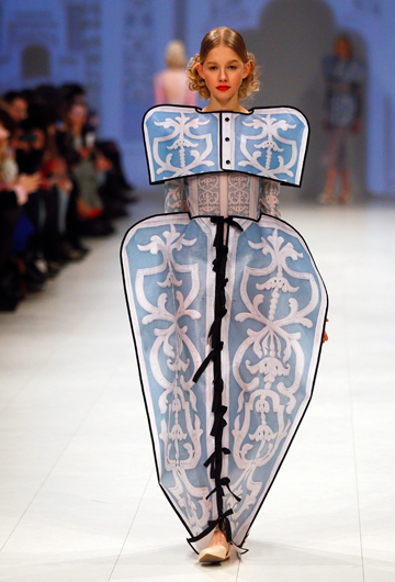 Darja Donezz también le dijo sí a los volúmenes en la Semana de la Moda en Ucrania. (Foto: AP/Efrem Lukatsky)
