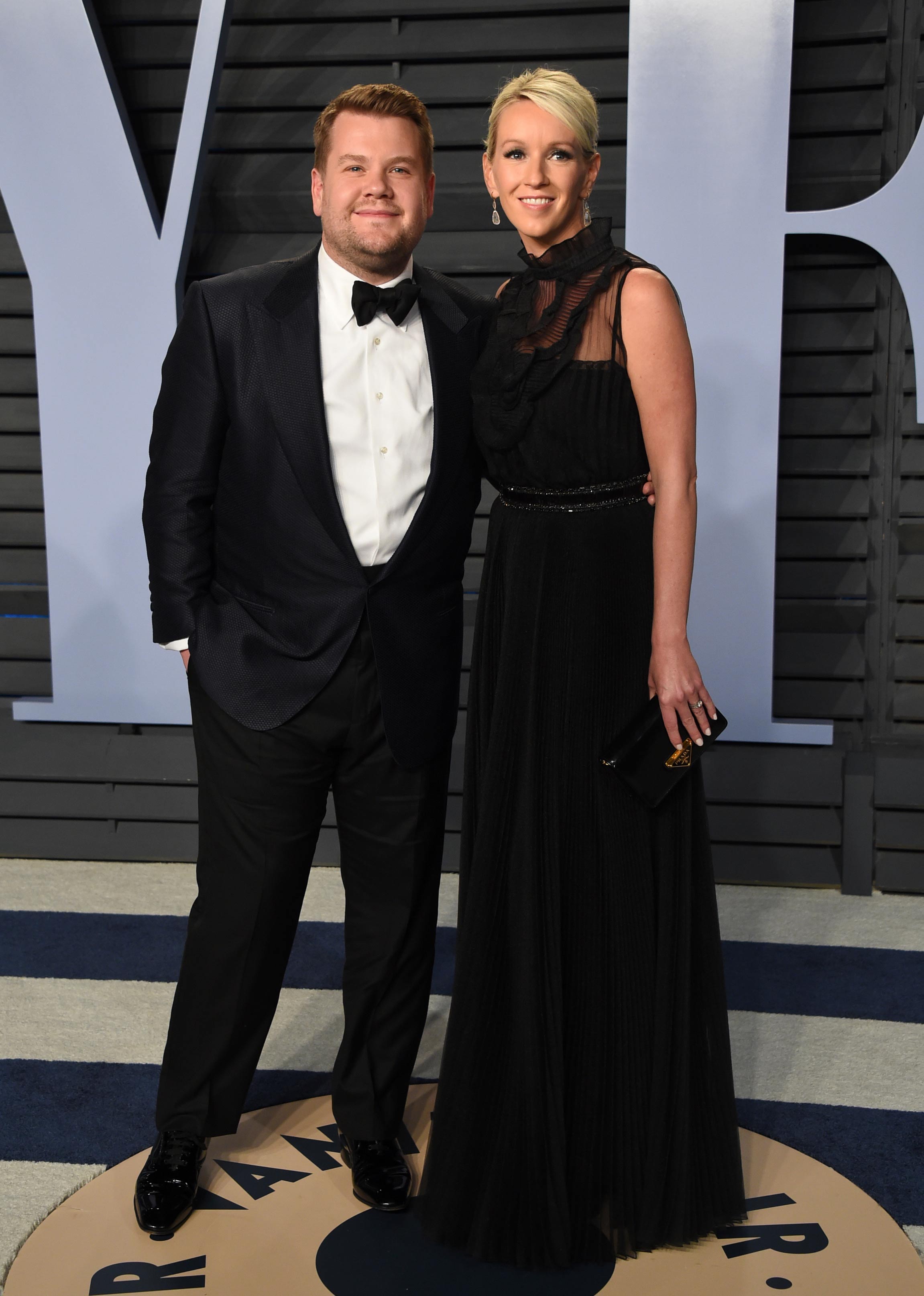 El presentador James Corden, famoso para sus karaoke car pool, junto a Julia Carey en la fiesta de los Oscar de Vanity Fair. (The Associated Press).