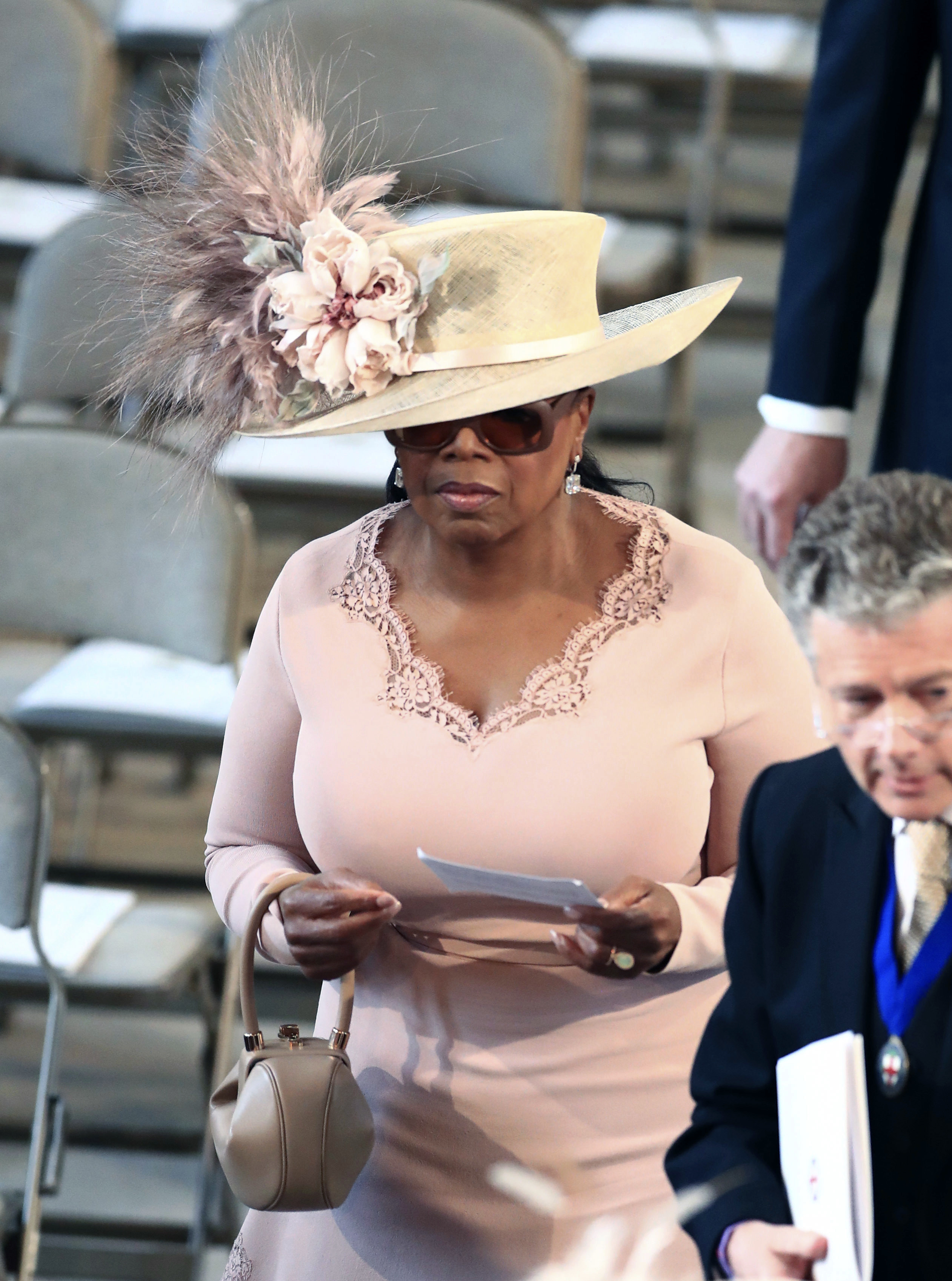 Oprah Winfrey, a su entrada a la capilla para la boda real, luciendo un vestido de Stella McCartney. (Foto: AP)