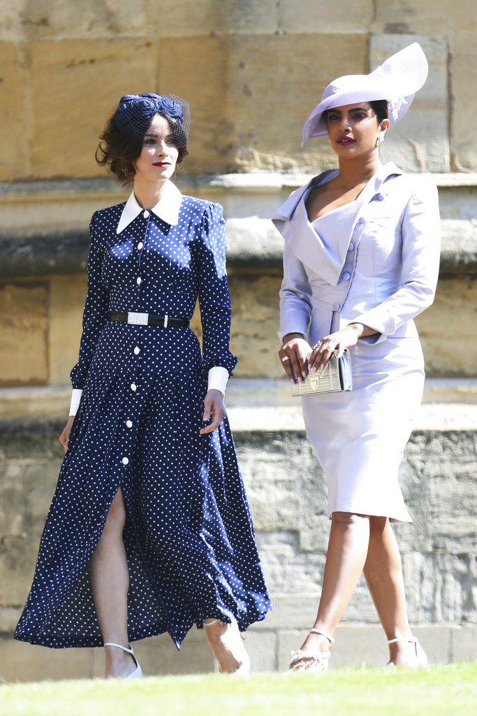 Abigail Spencer (izq) acompaña a una de las amigas de Meghan, la estrella de Bollywood Priyanka Chopra que viajó especialmente para la boda y lució un conjunto de Vivienne Westwood. (Foto: AP)