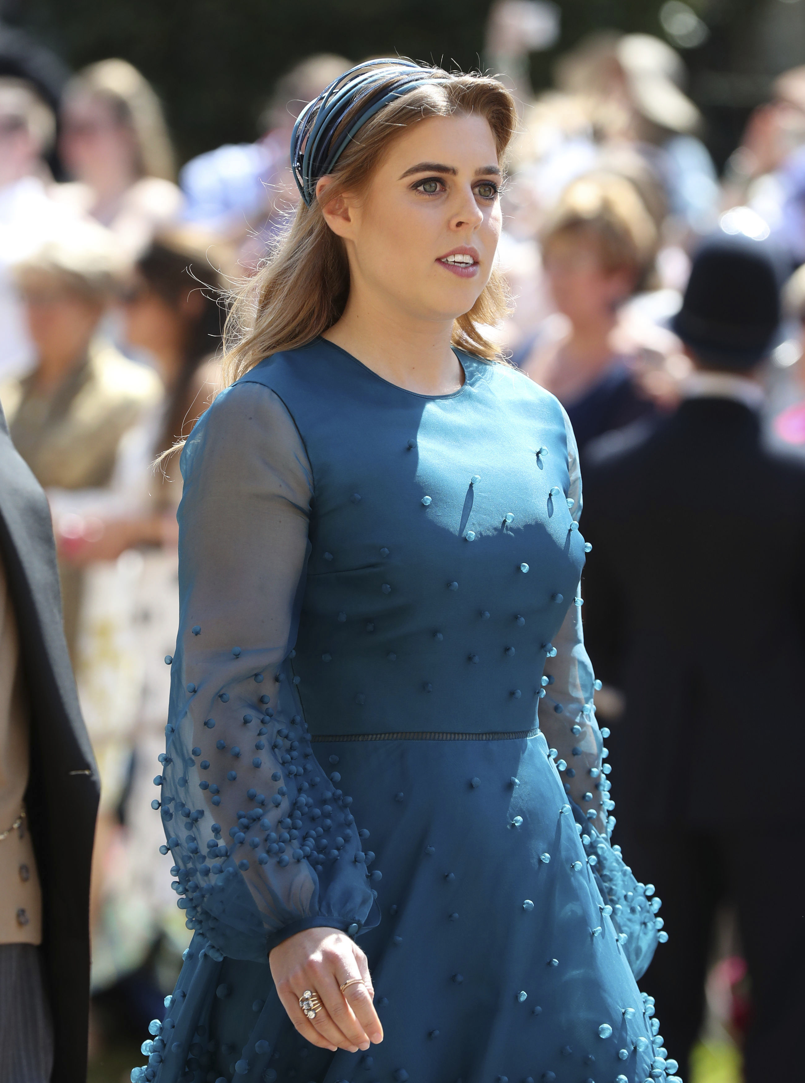 La princesa Beatrice con un tocado discreto y delicado para la boda de Harry y Meghan. (Foto: AP)