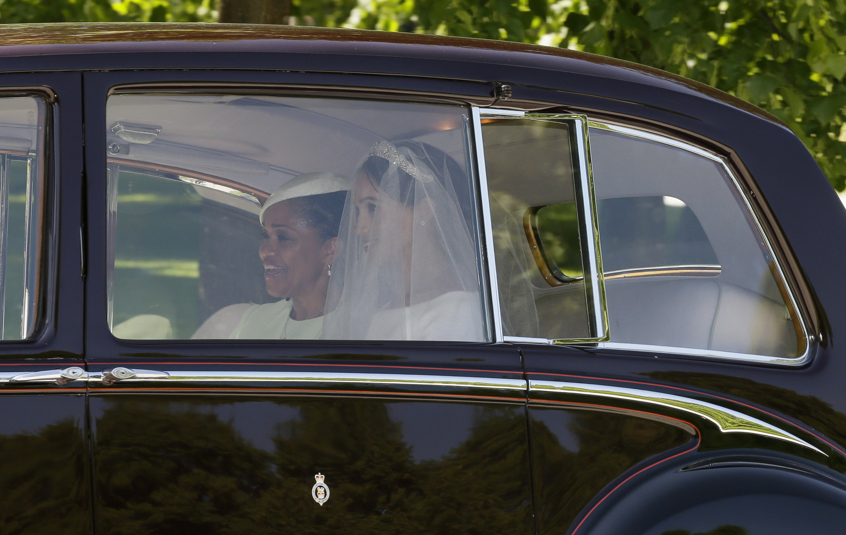Meghan dejó en estas primeras fotos un indicio de su vestido, uno de los secretos mejor guardados de la boda. (Foto: AP)