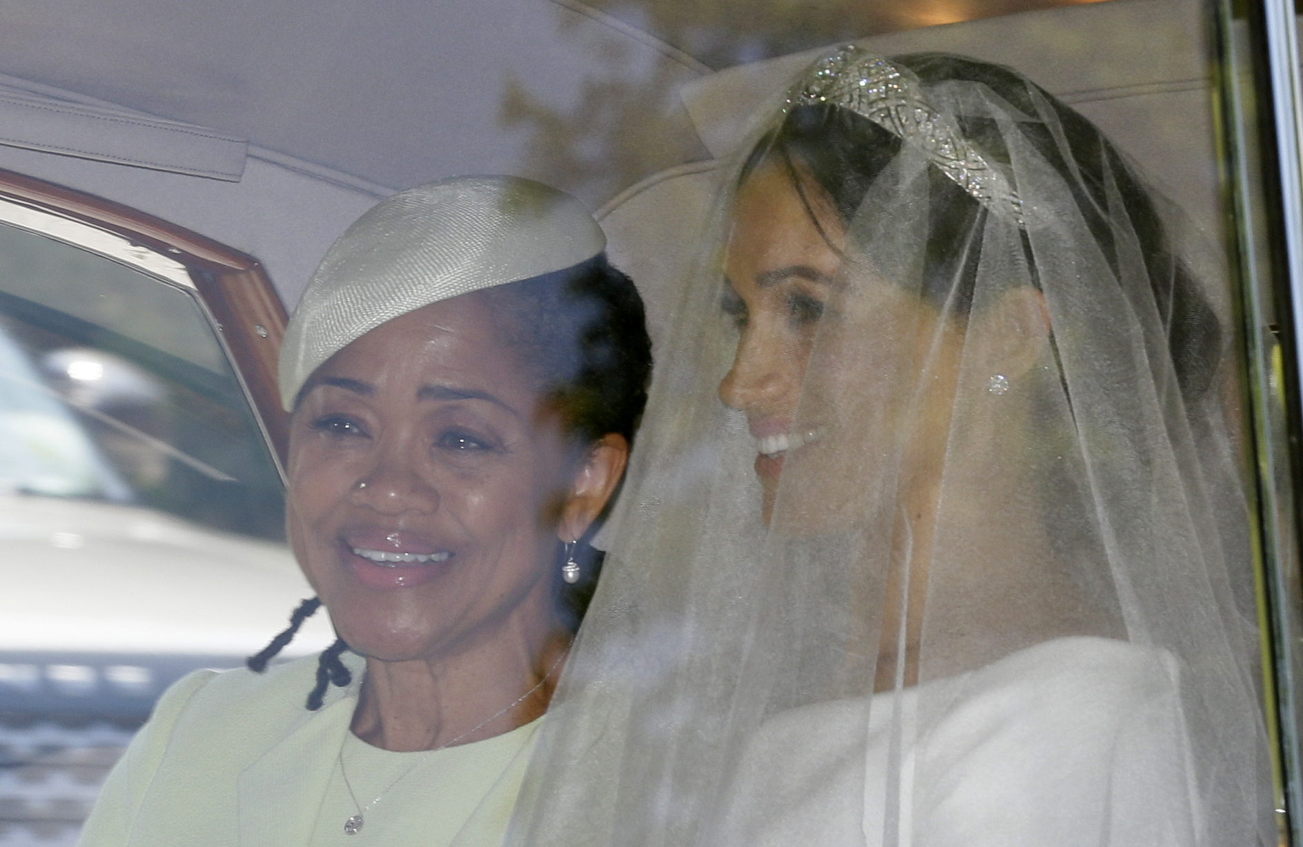 Meghan Markle y su madre, Doria Raglan, se mostraron siempre sonrientes durante el trayecto hasta la ceremonia. (Foto: AP)