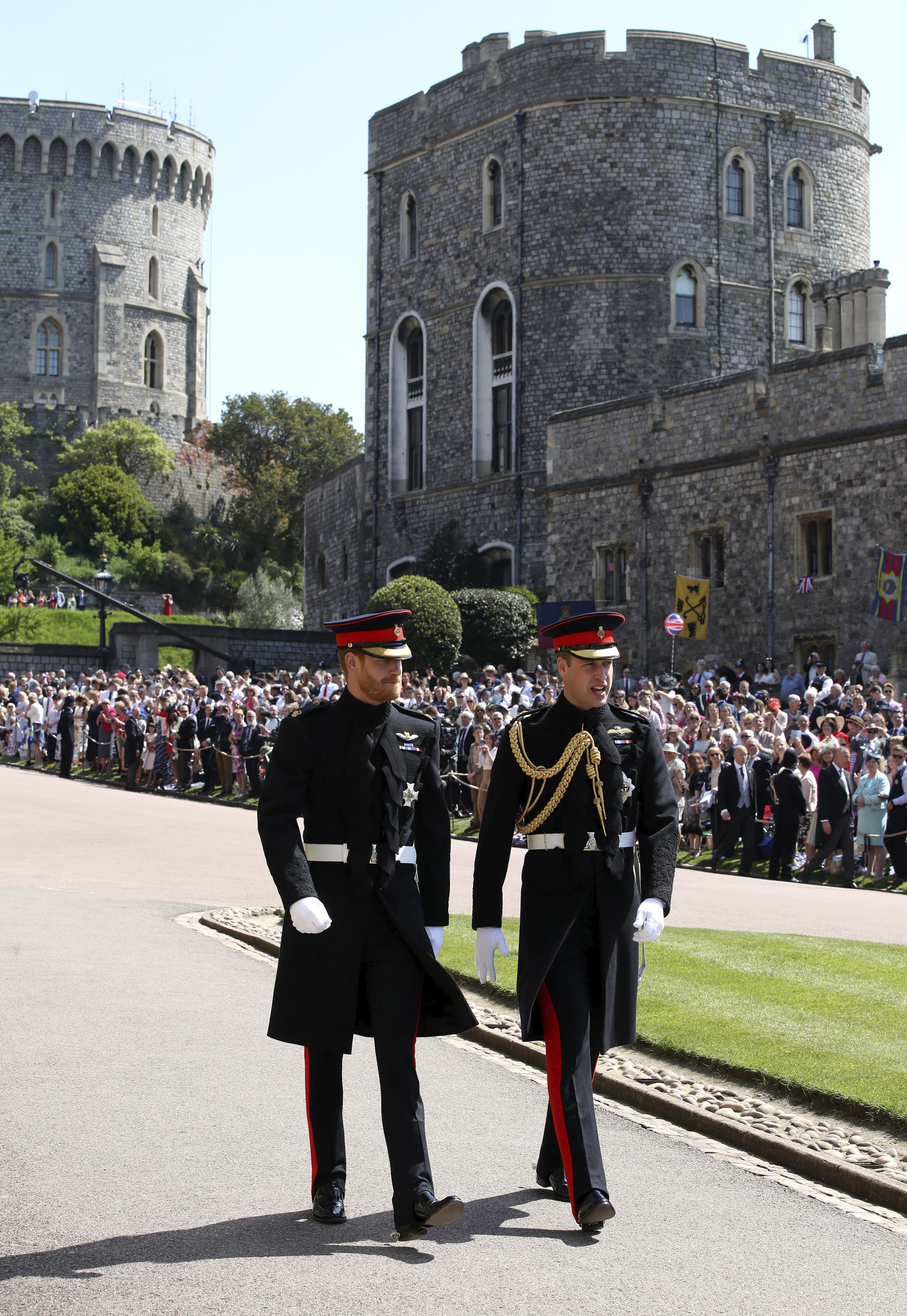 Los príncipes William y Harry caminaron hasta la capilla de St. George para alegría de los seguidores que pudieron verlos de cerca. (Foto: AP)