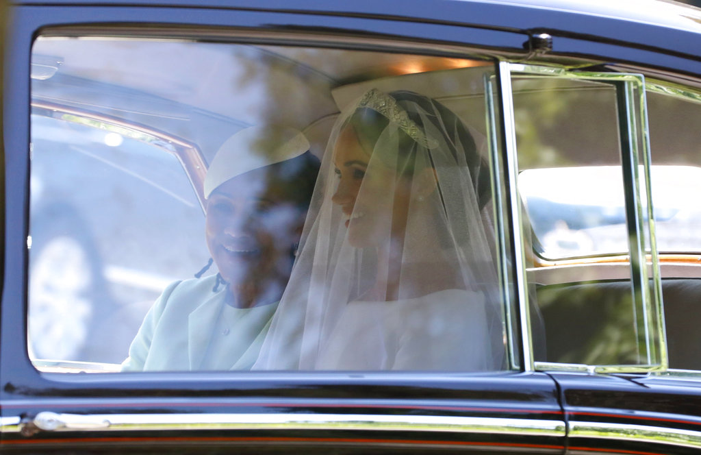 La primera foto de Meghan Markle, junto a su madre, camino a la capilla. (Foto: AP)