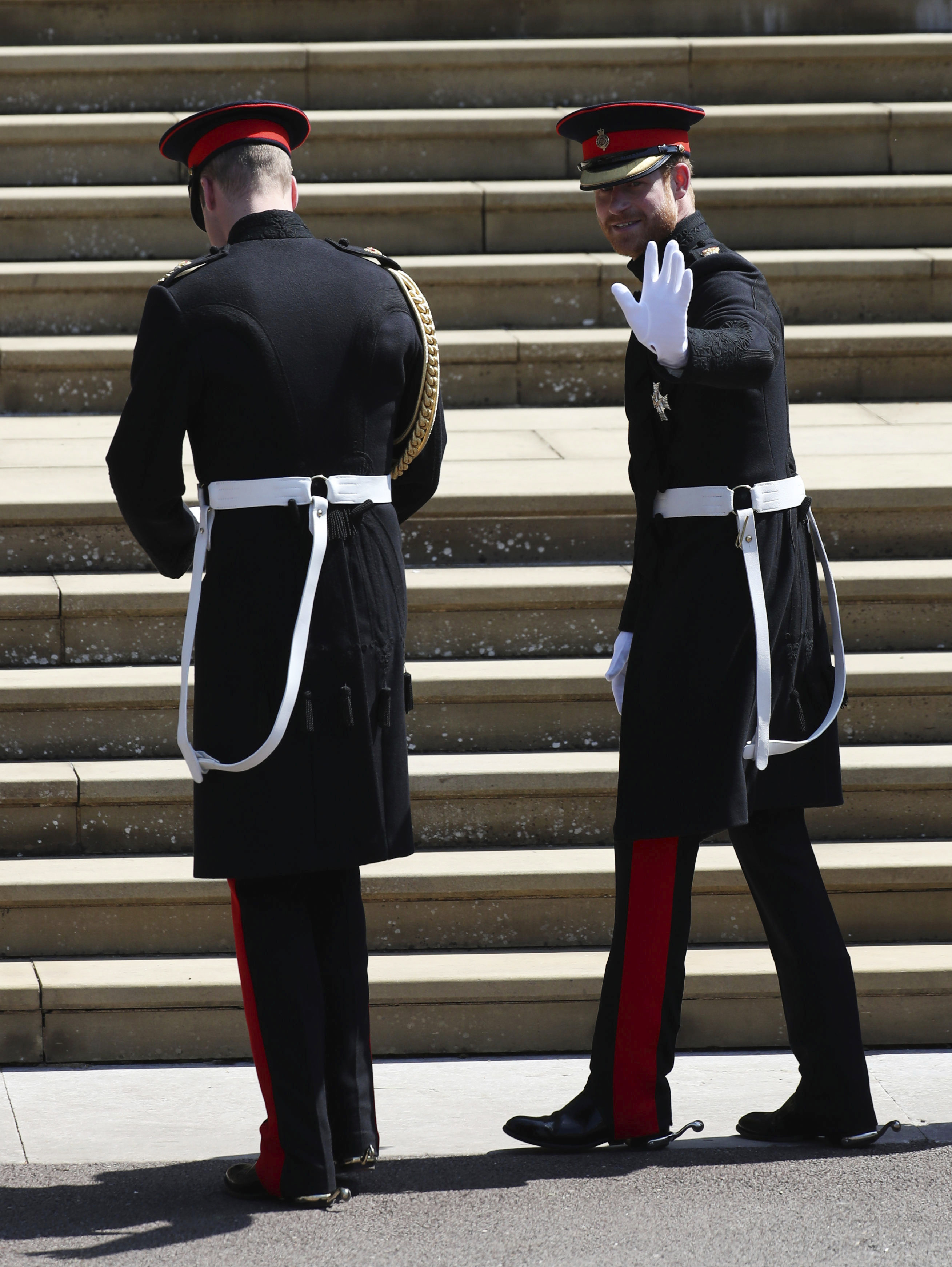 Harry voltea para saludar a la gente antes de entrar en la capilla de St. George. (Foto: AP)