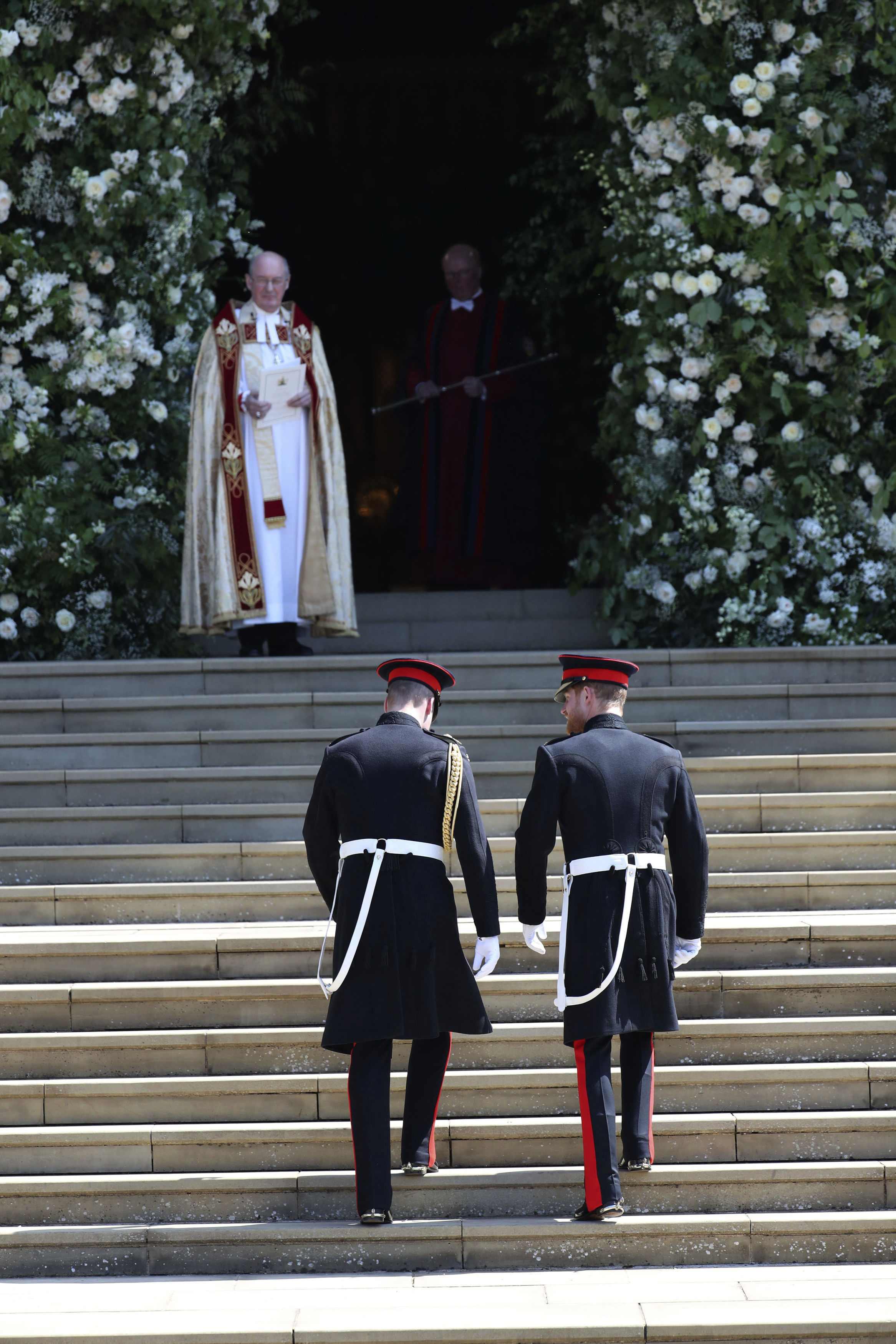 El arzobispo de Canterbury, Justin Welby aguarda por Harry para darle la bienvenida a la capilla. (Foto: AP)