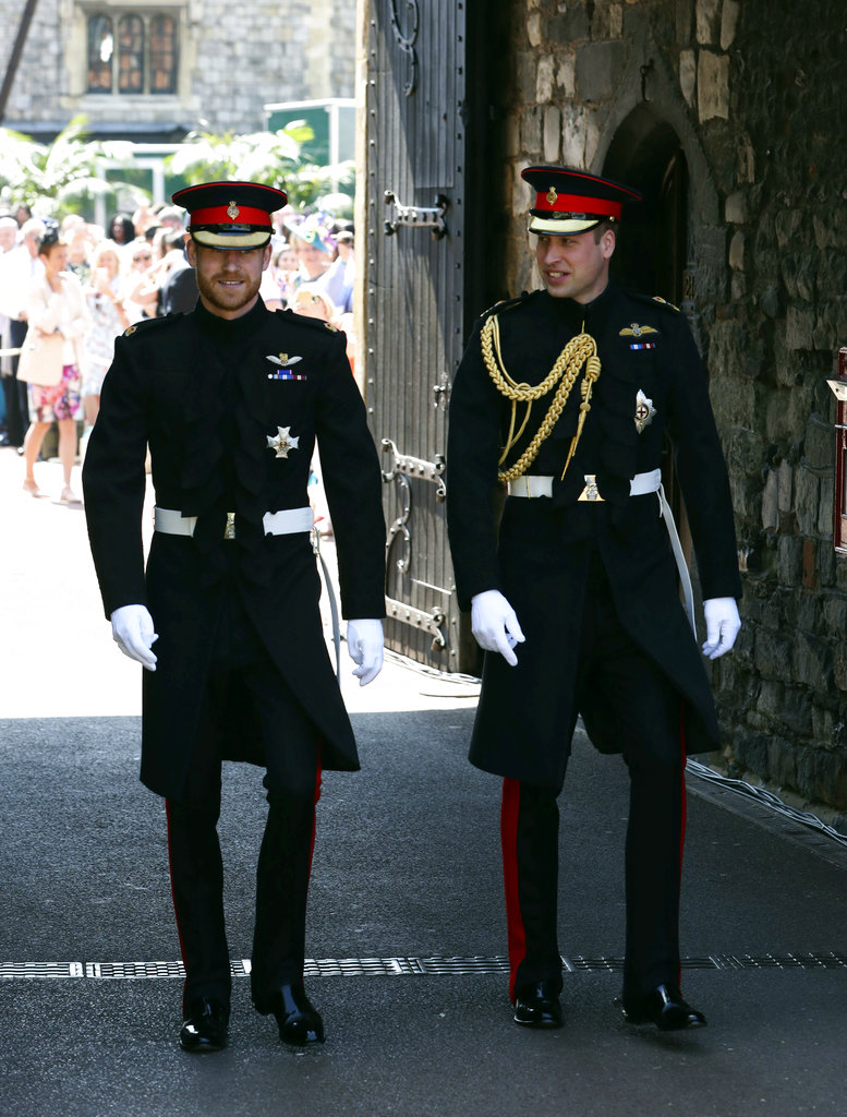 Harry y William se acercan a la entrada de la capilla. (Foto: AP)