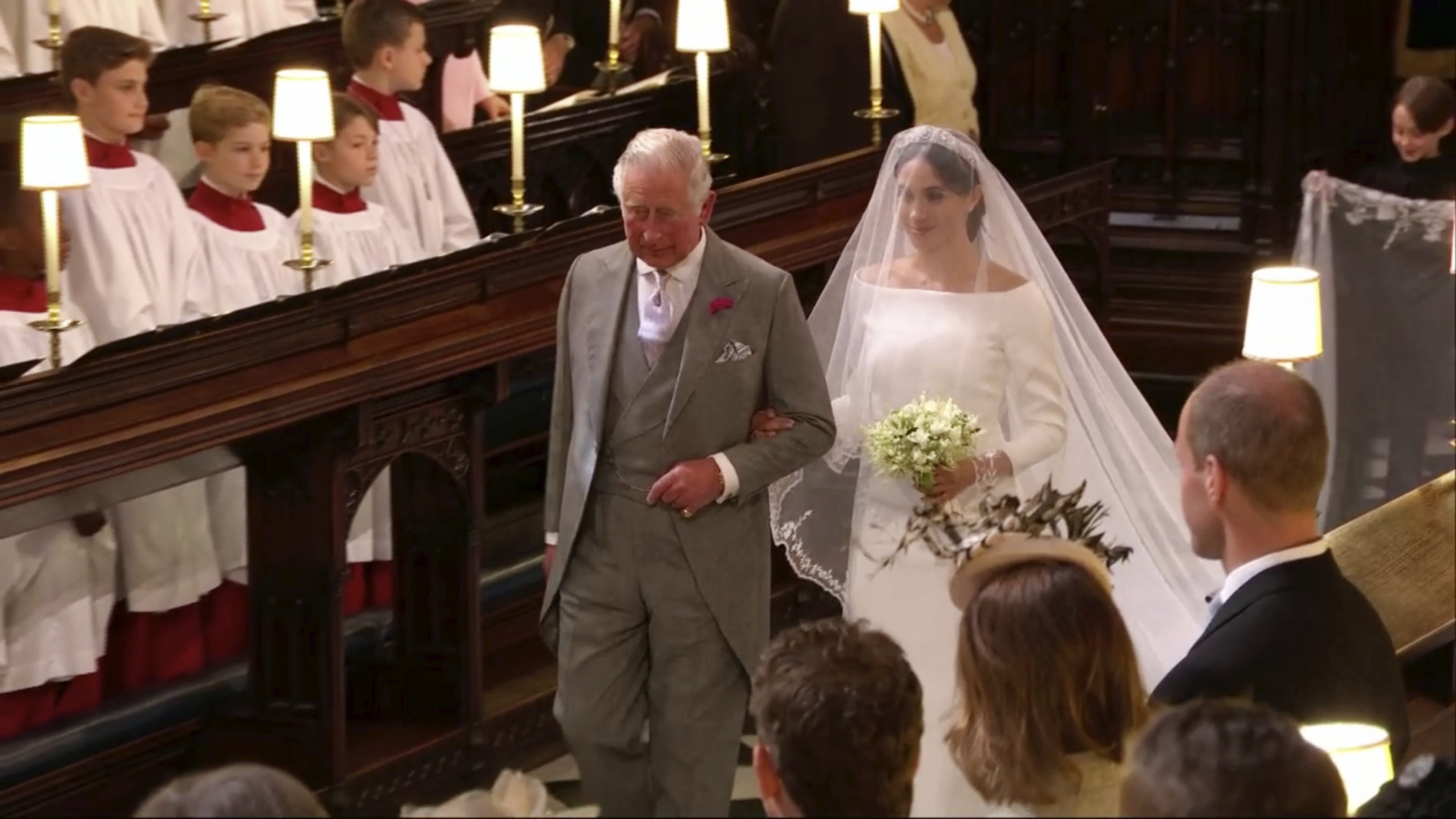 El príncipe Charles acompañó durante el tramo final a Meghan antes de encontrarse en el altar con Harry. (Foto: AP)