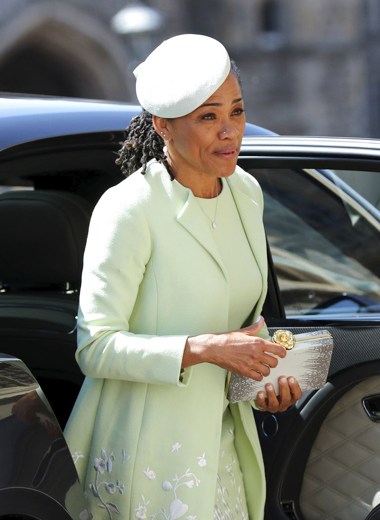 Doria Raglan se baja del auto tras acompañar a su hija hasta la entrada de la capilla de St. George. (Foto: AP)