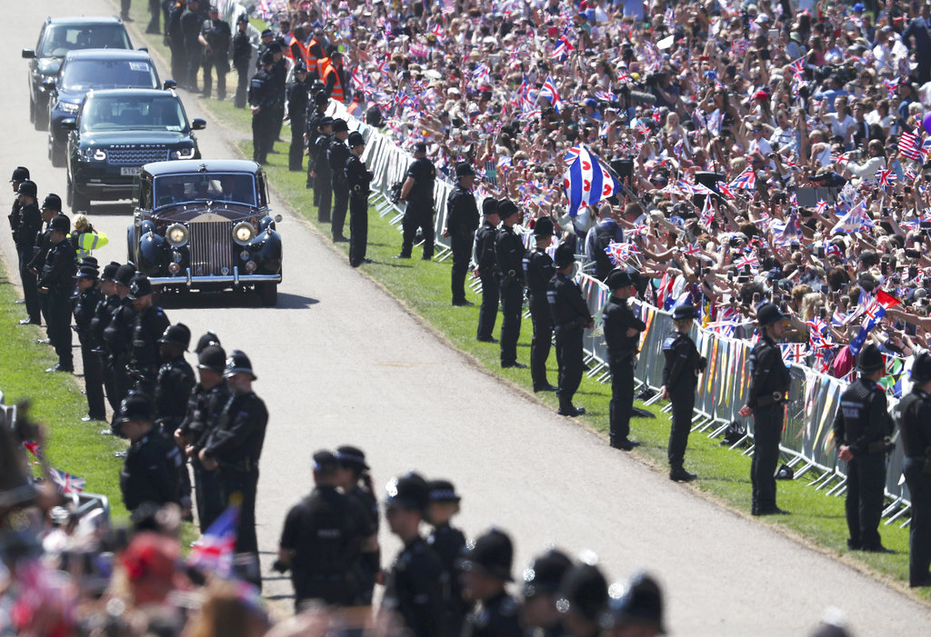 Miles de personas se acercaron hasta Windsor para ver pasar a Meghan hacia el altar. (Foto: AP)