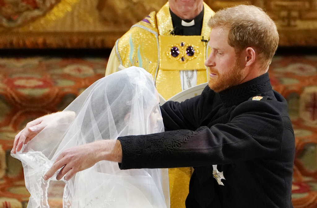 El príncipe Harry retira el velo del rostro de su aún prometida ante el altar. (Foto: AP)