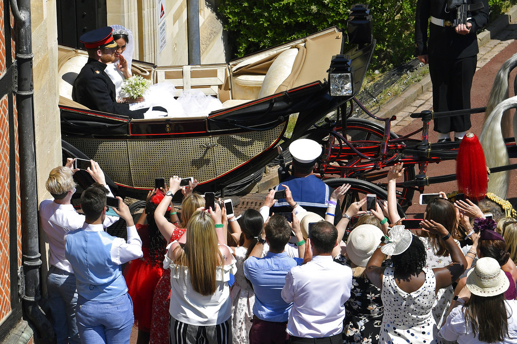 Miles de personas tomaron imágenes de los recién casados. (Foto: AP)