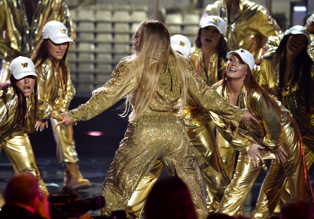 Cambio de look, siempre en dorado, para brillar sobre el escenario de los MTV Awards. (Foto:AP)
