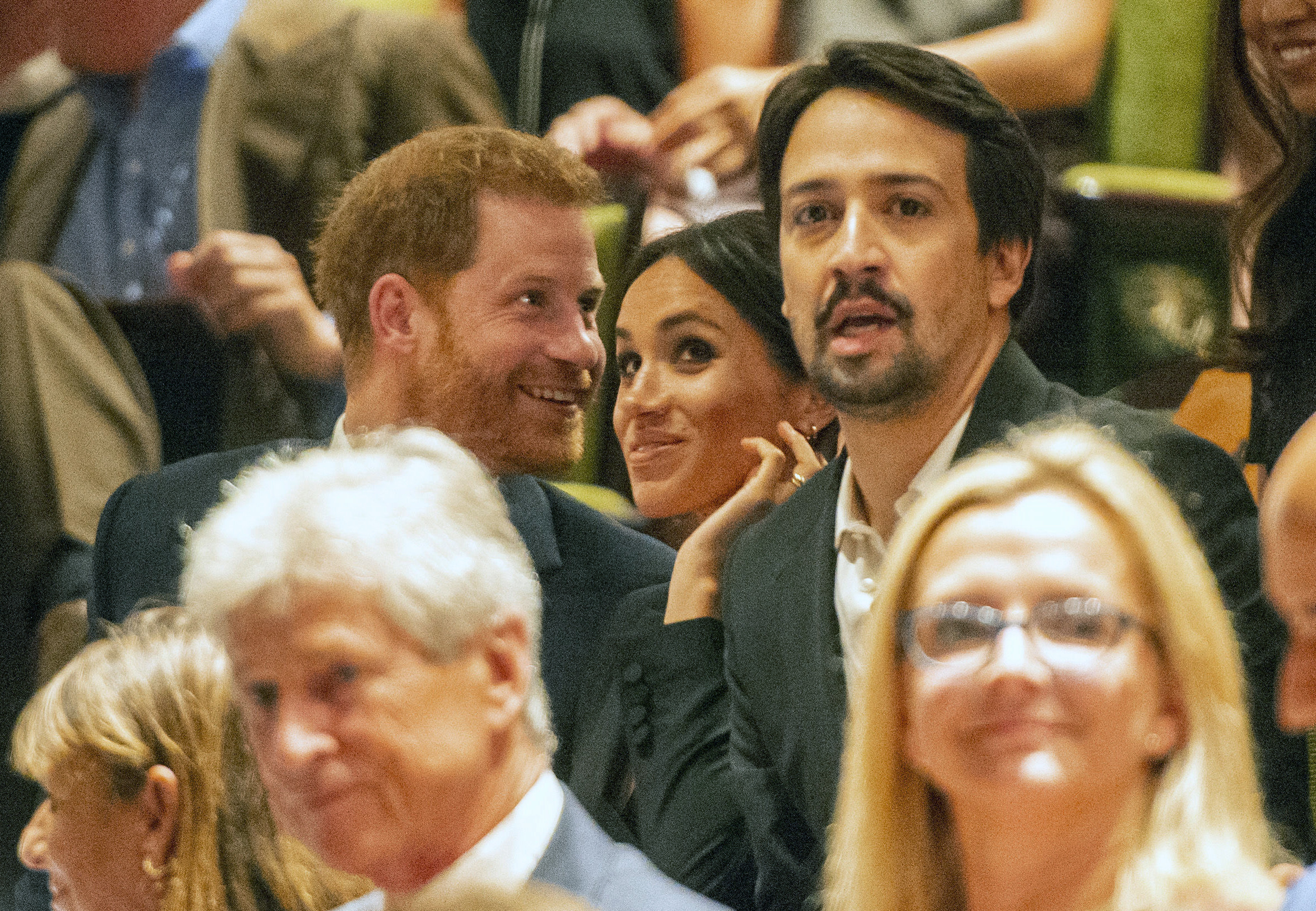 Lin-Manuel Miranda, junto a Meghan Markle y el príncipe Harry antes de comenzar la función de Hamilton. (Foto: AP)