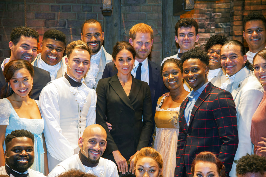 Meghan Markle y el príncipe Harry posan junto a los actores tras la función de beneficencia de Hamilton. (Foto: AP)