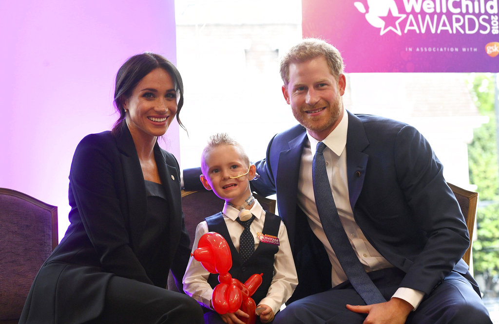 El príncipe Harry y Meghan Markle posan junto a Mckenzie Brackley, de 4 años, en Londres. (Foto: AP)