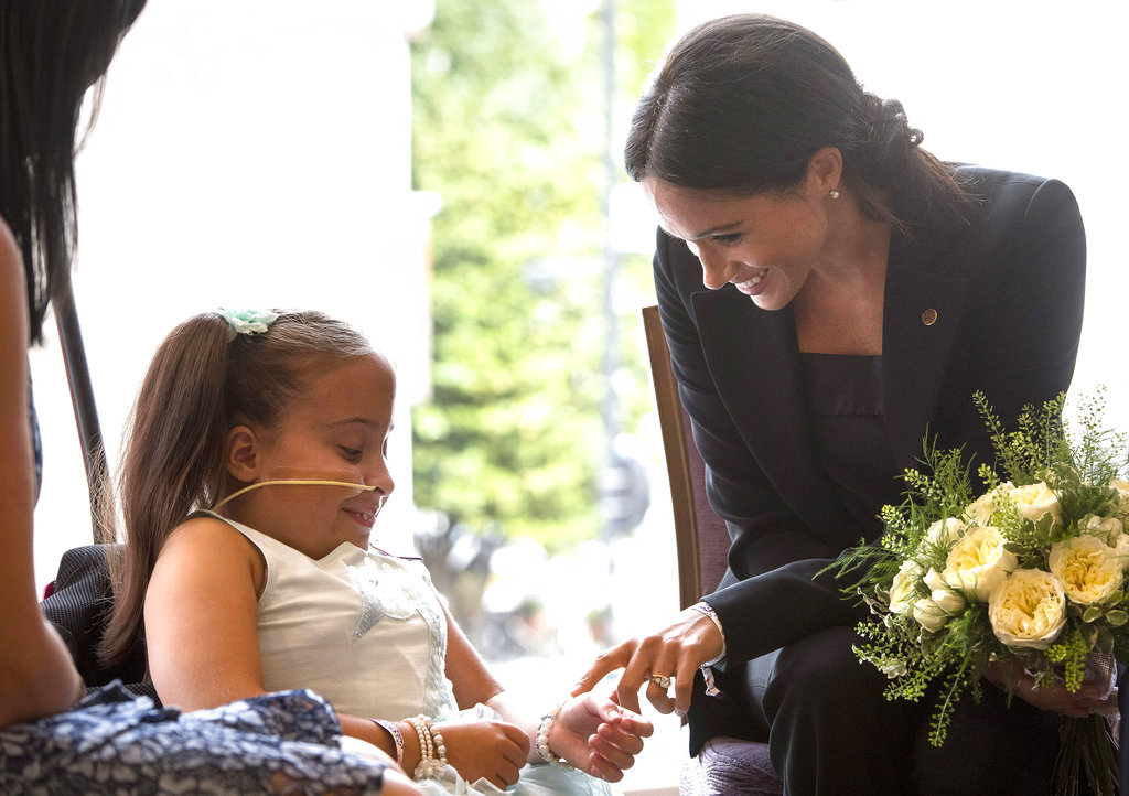 Meghan Markle conversa y consiente a Matilda Booth, de 7 años, durante la gala de WellChild. (Foto: AP)