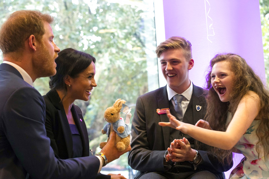 El príncipe Harry, padrino de la ong WellChild, y su esposa Meghan bromean y ríen junto a Jacob y su hermana Melissa en la gala anual de la entidad. (Foto: AP)