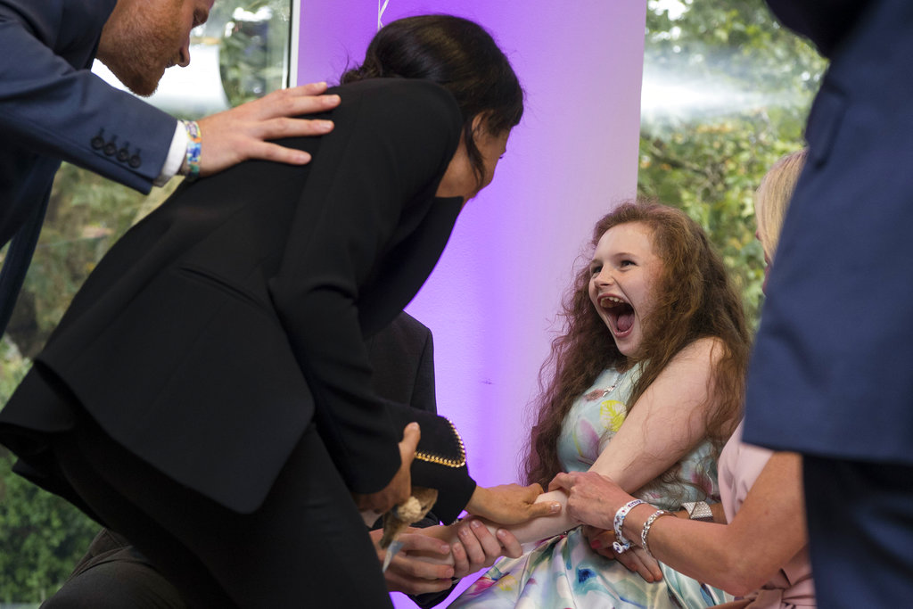 Meghan Markle saluda a la paciente Melissa Granger y la deja con la boca abierta y feliz. (Foto: AP)