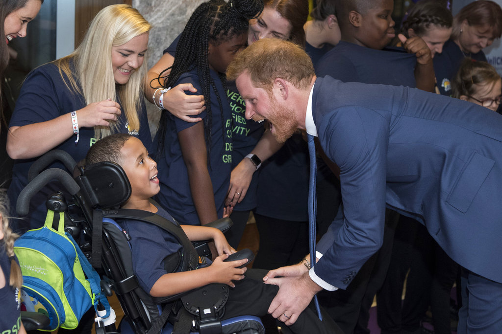 El príncipe Harry, padrino de la ong WellChild, saluda a uno de los niños que asistió en la gala anual de la entidad. (Foto: AP)