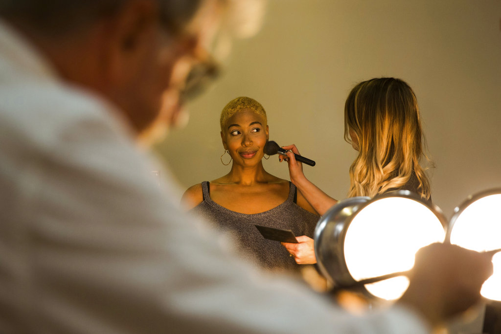 Los estilistas y maquillistas trabajan a toda velocidad en el backstage de la colección de Loft en el New York Fashion Week. (Foto: AP)