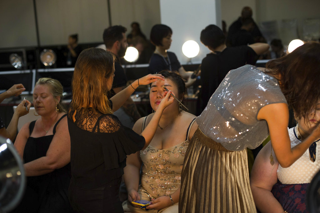 Los estilistas y maquillistas trabajan a toda velocidad en el backstage de la colección de Loft en el New York Fashion Week. (Foto: AP)