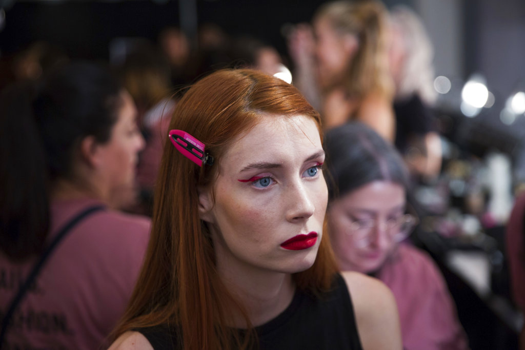 El peinado de una de las modelos del desfile de The Blonds que lleva como tema a las villanas de Disney en el NY Fashion Week. (Foto: AP)