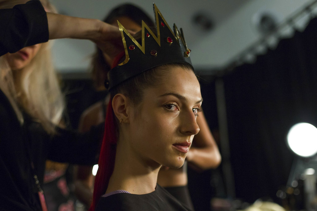 Un exótico peinado para una de las modelos del desfile de The Blonds que lleva como tema a las villanas de Disney en el NY Fashion Week. (Foto: AP)