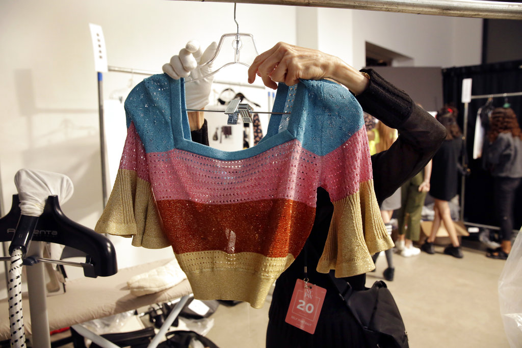 Una estilista acomoda las prendas que las modelos deberán lucir en la pasarela de Self Portrait al presentar la colección primavera 2019 en el NYFW. (Foto: AP)