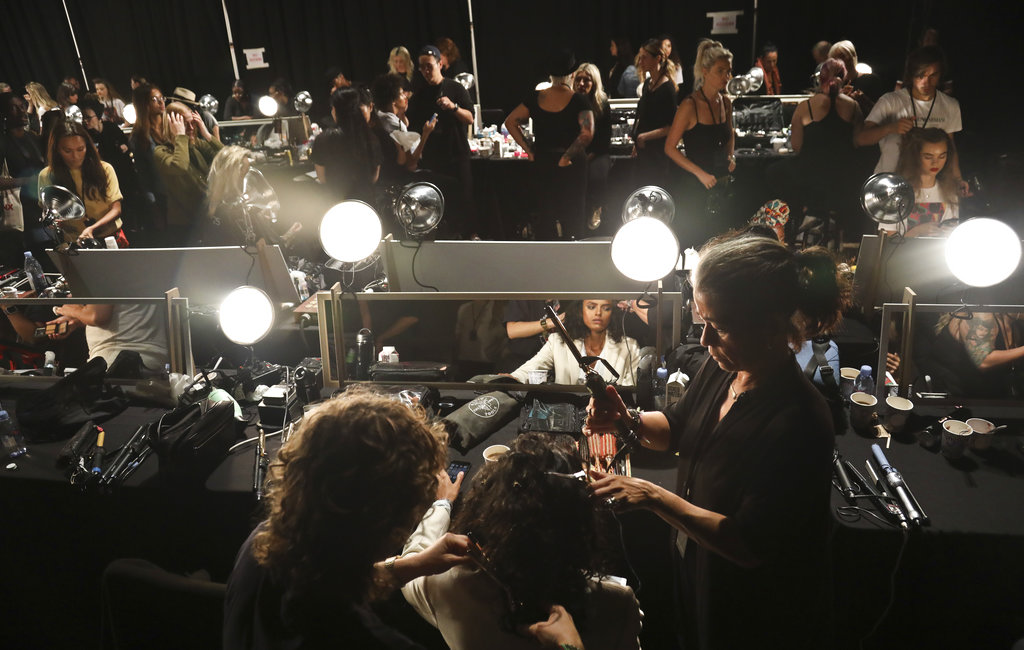 Estilistas, maquilladores y modelos en el backstage de Escada durante el New York Fashion Week. (Foto: AP)