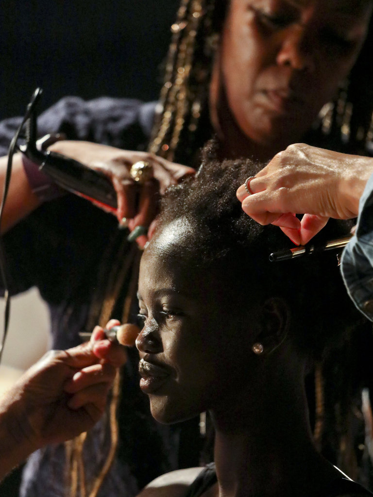 La modelo sudanesa Adut Akech, de 18 años viajó desde Australia, donde vive, para participar del desfile de Escada. (Foto: AP)