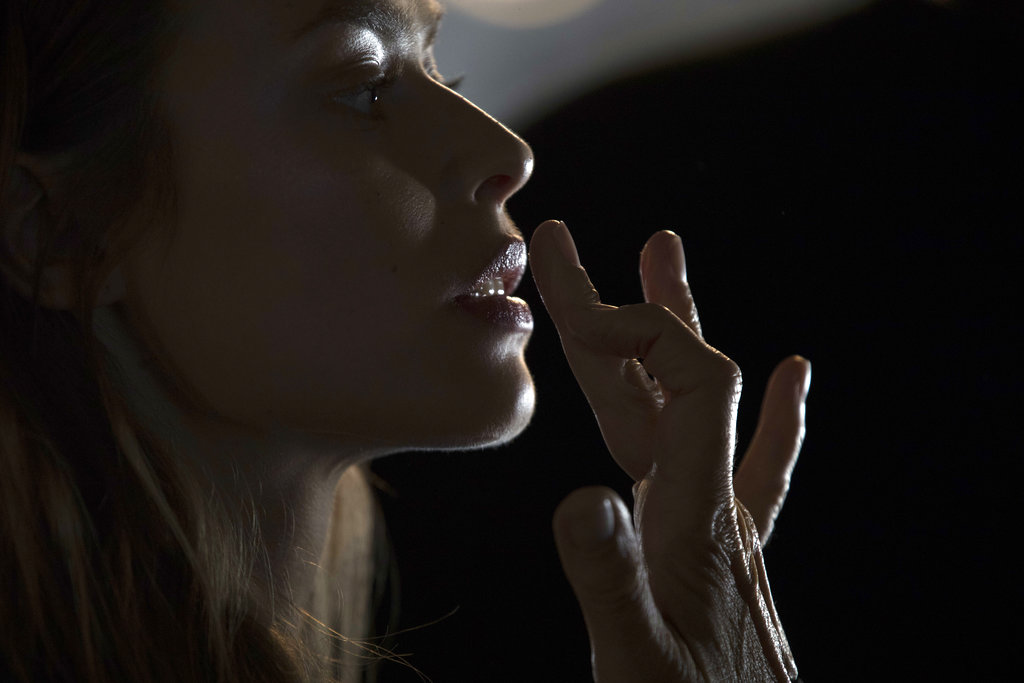 Un make-up artist deja lista a una modelo detrás de escena de la pasarela de Hugo Boss en la Semana de la Moda de NY. (Foto: AP)
