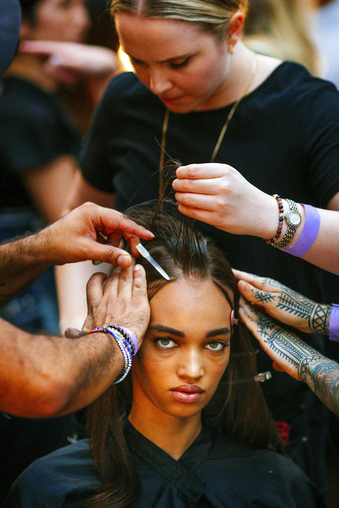 Modelos se preparan para la pasarela de Prabal Gurung en la Semana de la Moda de Nueva York. (Foto: AP)