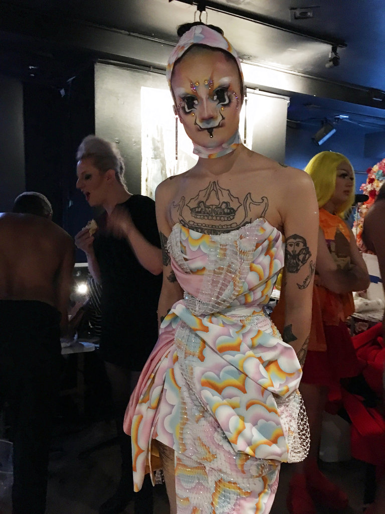 La drag queen Hungry posa en el backstage de Le Poisson Rouge cabaret en New York. (Foto: AP)