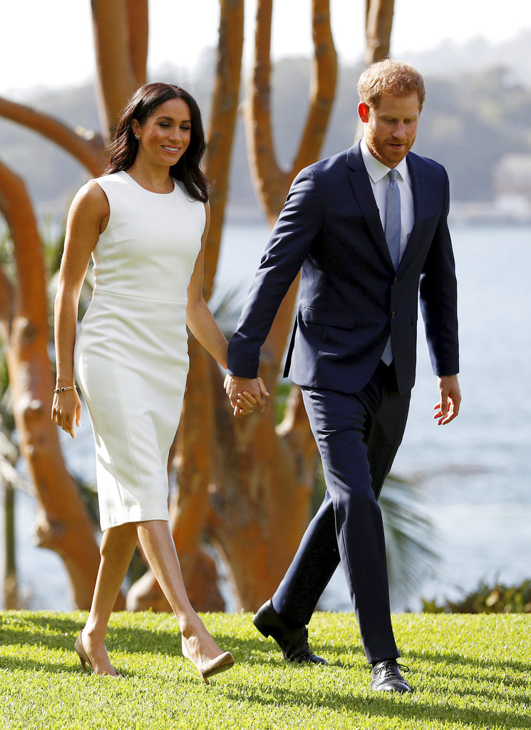 Harry y Meghan caminan tomados de la mano por el Admiralty House en Sidney, Australia, (Foto: AP)