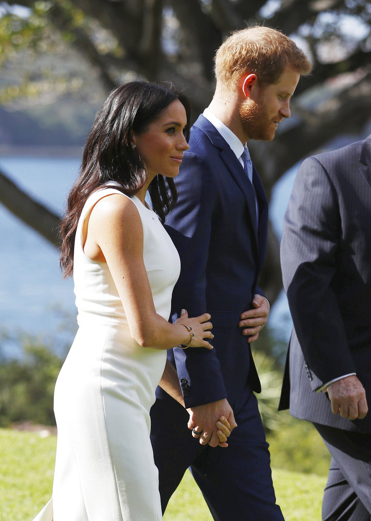 Las primera fotos de Meghan tras anunciar el embarazo de la duquesa permitieron ver su incipiente estado de gestación. (Foto: AP)