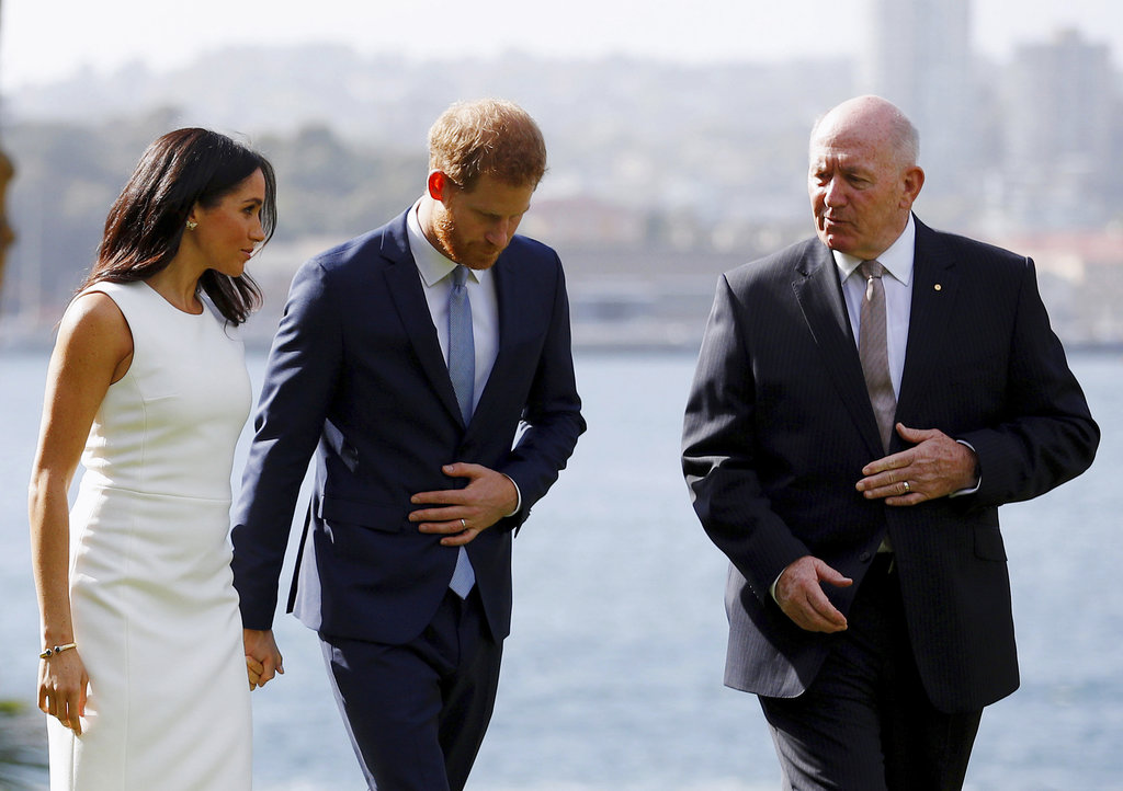 Los duques de Sussex conversan con el gobernador general de Australia Peter Cosgrove durante un paseo por los parques del Admiralty House. (Foto: AP)