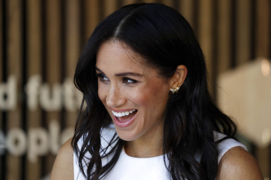 Meghan no puede ocultar la sonrisa que le arrancaron los animales zoológico de Taronga. (Foto: AP)