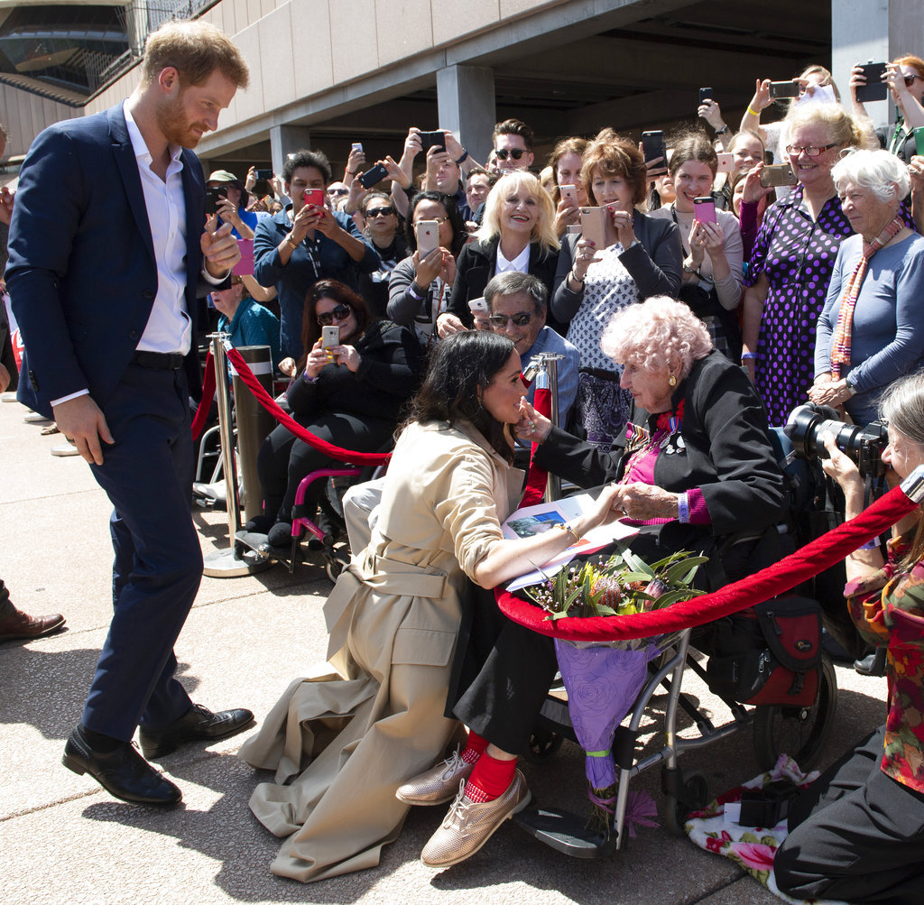 Meghan y Harry estuvieron muy atentos con Daphne Dunne, la anciana de 98 años que conocieron durante su recorrido por la Casa de la Ópera. (Foto: AP)
