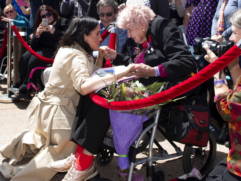 Durante el primer día de su gira por Sidney, Meghan conoció a Daphne Dunne y no dudó en arrodillarse para poder hablarle de cerca a la mujer de 98 años durante un paseo por la Casa de la Opera. (Foto: AP)