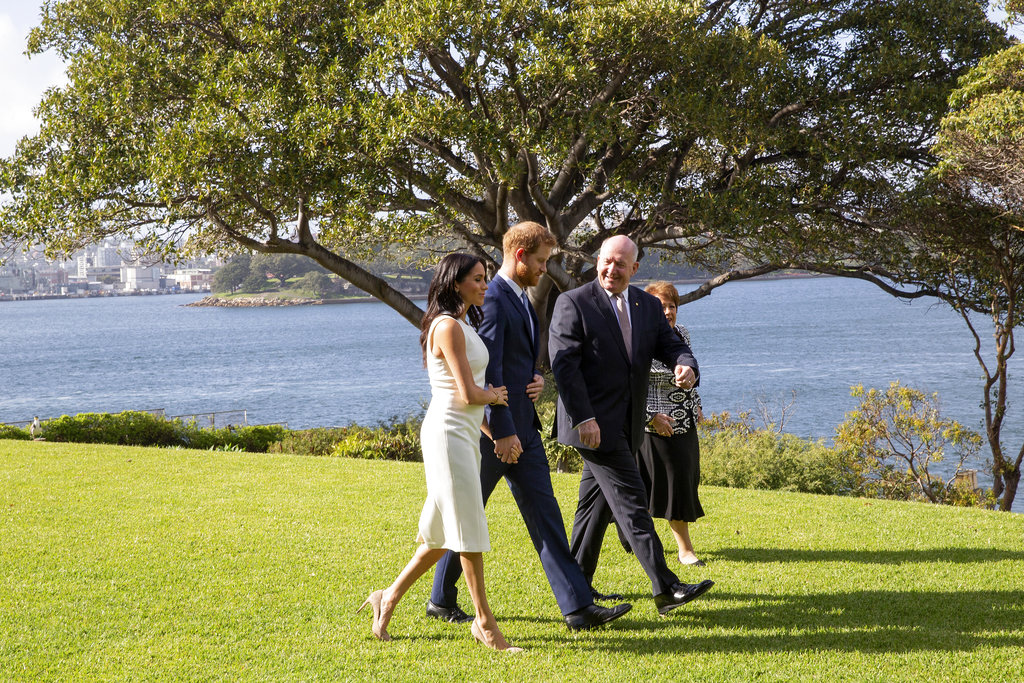 Los duques de Sussex caminan por los parques del Admiralty House junto al gobernador general de Australia Peter Cosgrove y su esposa. (Foto: AP)