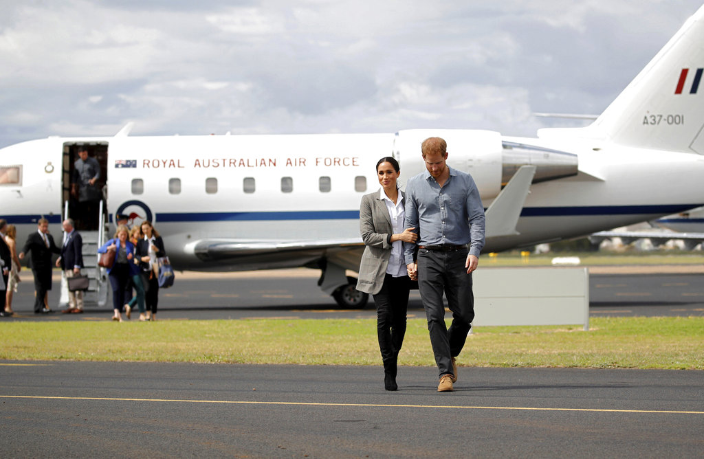 El príncipe Harry y su esposa Meghan, a su llegada a Dubbo, Australia, el miércoles 17 de octubre, en el segundo día de su gira por Oceanía. (Foto: AP)