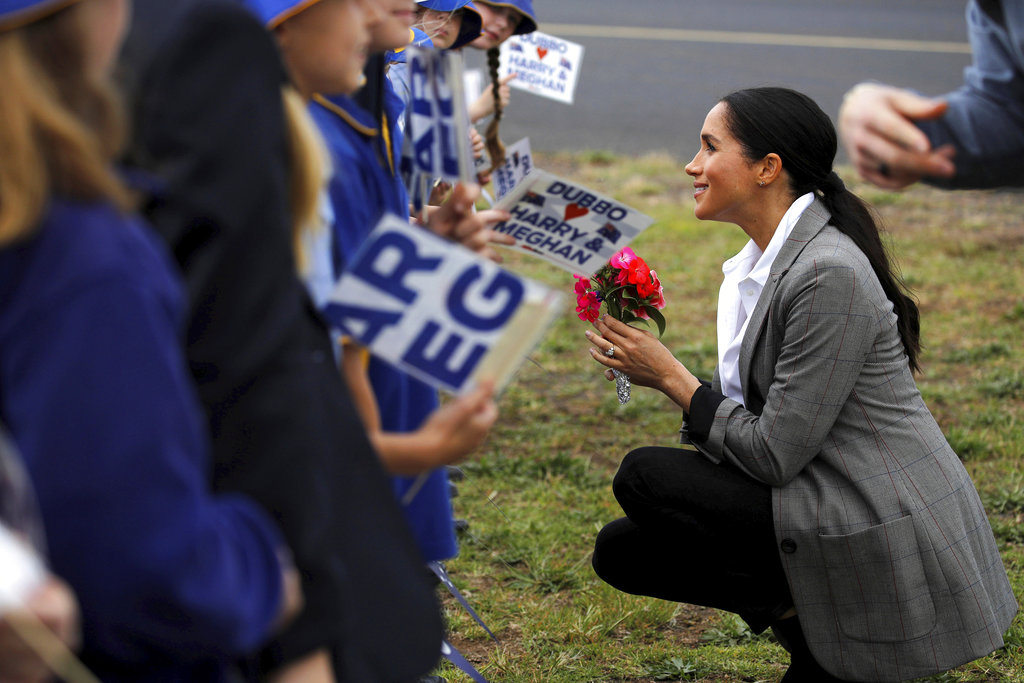 La duquesa de Sussex conversa con estudiantes de la escuela pública Dubbo South en Dubbo, en el segundo día de su gira de dos semanas por Australia y el Pacífico Sur. (Foto: AP)